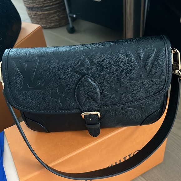 LV- Diane Monogram Empreinte - Black - Picture 4 of 8